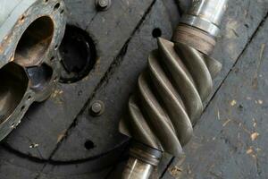 detalles de un antiguo tornillo compresor ese tiene estado en operación para un muy largo tiempo. foto