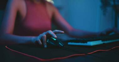 antal fot av ung asiatisk esport kvinna spelare spelar uppkopplad video spel på de dator med neon ljus på Hem. attraktiv flicka gaming spelare känner njut av teknologi utsända leva strömning.