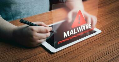 mujer utilizar digital tableta a proteger dispositivos desde malware alerta. comprometidos información concepto. Internet virus ciber seguridad y ciberdelincuencia foto