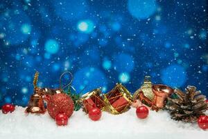 hermosa Navidad decoración en nieve con azul bokeh antecedentes foto