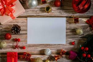 Navidad composición en un madera antecedentes y un blanco rojo tarjeta para escritura el texto. diseño Navidad antecedentes concepto foto