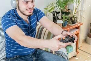 ver de un contento joven hombre jugando el juego foto