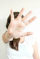mujer elevado su mano para disuadir, Campaña detener violencia de nuevo foto