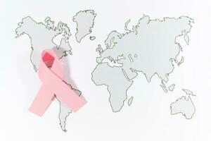 mundo cáncer día con cinta símbolo en mundo mapa antecedentes. foto