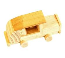 de madera juguete auto, aislado en blanco antecedentes. foto