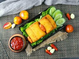 delicioso mayonesa ahumado carne de vaca risoles servido en un plato con vegetal y salsa foto