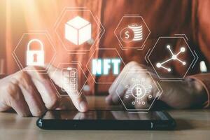 nft token digital crypto art concepto de tecnología blockchain, mano de persona usando un teléfono inteligente con icono nft en pantalla virtual. foto