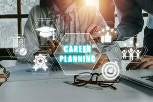 carrera planificación concepto, negocio equipo analizando ingresos cartas y gráficos con carrera planificación icono en virtual pantalla. foto