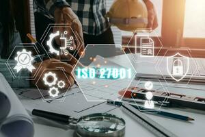 Yo asi 27001 calidad normas garantía negocio tecnología concepto, negocio equipo analizando ingresos cartas y gráficos con Yo asi 27001 icono en virtual pantalla. foto