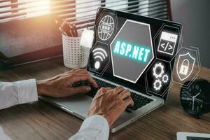 asp.net desarrollo programación idioma concepto, persona utilizando ordenador portátil computadora con asp.net icono en virtual pantalla. foto