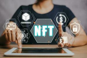 nft simbólico digital cripto Arte blockchain tecnología concepto, persona mano utilizando digital tableta con nft icono en virtual pantalla. foto