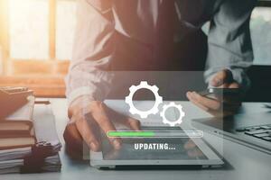 actualizar Progreso concepto, persona esperando para instalando actualizar proceso con cargando bar icono en virtual pantalla. foto