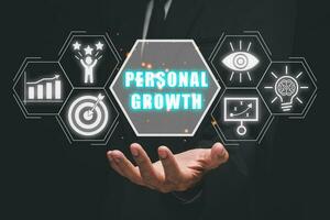 personal crecimiento concepto, negocio persona mano participación personal crecimiento icono en virtual pantalla, creatividad, visión, motivación, planificación, desarrollar. foto