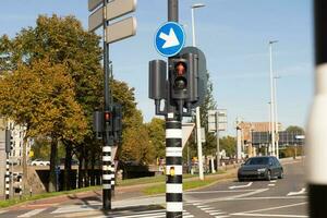 tráfico regulado por luz intersección con la carretera señales. rojo tráfico ligero foto