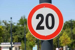 regulador señales, máximo velocidad límite tráfico firmar 20 kilómetros foto