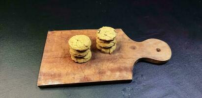 chocolate chip galletas en un negro antecedentes. foto