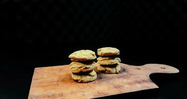 chocolate chip galletas en un negro antecedentes. foto