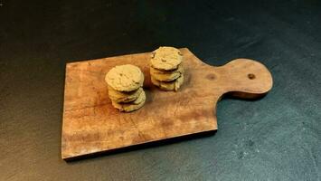 chocolate chip galletas en un negro antecedentes. foto