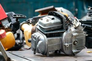 el motor de el antiguo césped cortacésped es un casa artículo, el pequeño motor mientras siendo modificado a reparar el interno partes a ser poder a utilizar normalmente foto