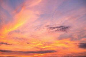 hermosa , lujo suave degradado naranja oro nubes y luz de sol en el azul cielo Perfecto para el fondo, tomar en tarde, crepúsculo foto