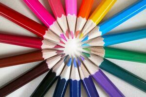 lápices de color en circulo foto