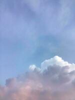 blanco nublado en el fondo natural del cielo azul, espacio de copia para escribir texto foto