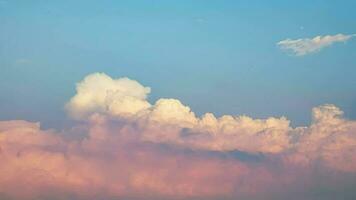 skymning himmel och vit moln rörelse bakgrund, clouds time-lapse, zoom i video