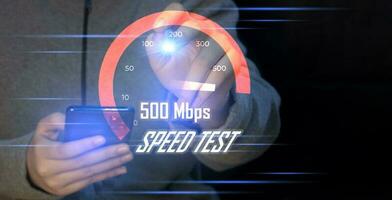 rápido Internet conexión prueba de velocidad red banda ancha tecnología hombre utilizando alto velocidad Internet con teléfono inteligente y ordenador portátil computadora. 5g calidad, velocidad mejoramiento. foto