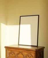 sencillo minimalista retrato marco Bosquejo póster encima el gabinete ligero por luz de sol desde el ventana con beige pared antecedentes foto