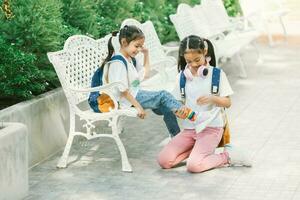 dos pequeño muchachas son jugando en el parque. educación y ocio concepto. foto