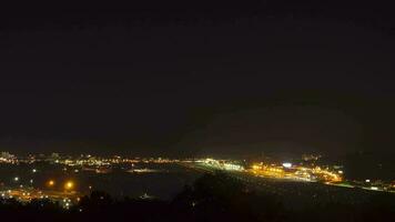 nacht beeldmateriaal van luchtvaart verkeer Bij de luchthaven. landen lichten verlichten de landingsbaan video