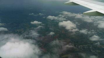 aeronave porta. avión vuelo, ventana vista. ala, azul cielo y blanco nubes aire viajar. turista volador a destino video