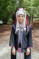 chiang Rai, Tailandia - jun 15,2023 - un retrato de mujer en ahka pueblo en chiang Rai, Tailandia. foto