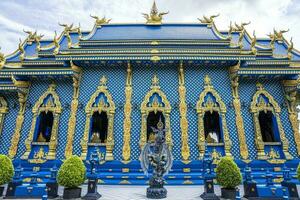 rong suá diez templo o azul templo en chiang rai provincia, Tailandia foto