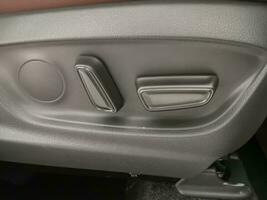 botones para ajustando asiento posición. coche interior. eléctrico coche asiento ajustamiento controlar panel. foto