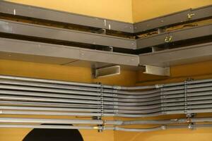 eléctrico conductos sistema y metal tubería instalado en edificio pared. foto
