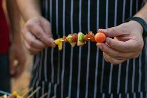 carne y brochetas ingredientes para parilla fiesta son metido en parrilla a cocinar parilla y hacer eso Listo para familia a unirse parilla fiesta esta noche. fiesta antecedentes imagen tiene Copiar espacio para texto. foto