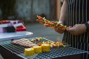 carne y brochetas ingredientes para parilla fiesta son metido en parrilla a cocinar parilla y hacer eso Listo para familia a unirse parilla fiesta esta noche. fiesta antecedentes imagen tiene Copiar espacio para texto. foto