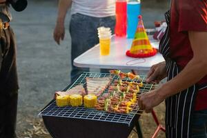 carne y brochetas ingredientes para parilla fiesta son metido en parrilla a cocinar parilla y hacer eso Listo para familia a unirse parilla fiesta esta noche. fiesta antecedentes imagen tiene Copiar espacio para texto. foto