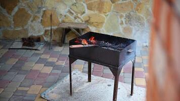 vacío llameante carbón parrilla con abierto fuego, Listo para producto colocación. concepto de verano interrogatorio intenso, parilla, barbacoa y fiesta. video