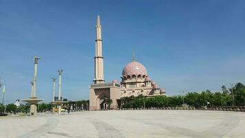 Putra Jaya, Malaysia. kann 21, 2023. Putra Moschee oder im malaiisch ist Masjid putre ist ein Moschee Das war gebaut im 1997 mit Rose rot Granit und besteht von drei funktional Bereiche Gebet Zimmer, Moschee Hof video