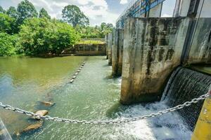 bueno agua administración concepto. pequeño represa en rural Tailandia allí es agua para utilizar en el seco estación. foto