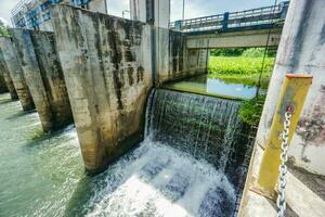 bueno agua administración concepto. pequeño represa en rural Tailandia allí es agua para utilizar en el seco estación. foto