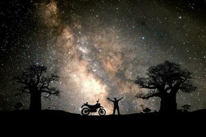 masculino turistas en motos son contento. a noche, el lechoso camino y el estrellas son hermosa. foto