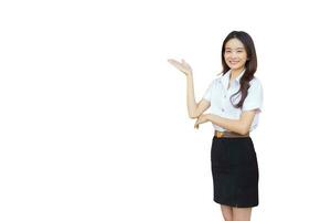 retrato de un adulto tailandés estudiante en Universidad estudiante uniforme. asiático hermosa niña en pie a presente alguna cosa con confianza aislado en blanco antecedentes. foto