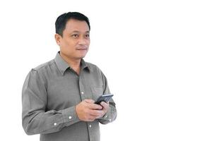 adulto asiático negocio medio años hombre es participación teléfono inteligente móvil teléfono en su mano aislado en blanco antecedentes. foto