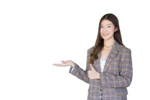 asiático profesional mujer con negro largo pelo vistiendo un tartán traje y bonito sonriente mirando a cámara es presente producto aislado en blanco antecedentes. foto