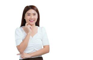 retrato asiático bonito mujer en blanco camisa toques su cara y sonrisas mientras aislado en blanco antecedentes foto