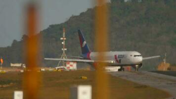 Phuket, Thaïlande février 4, 2023 - passager avion azur air Boeing 767 ra 73034 refusant à prendre désactivé. moteur Feu. Feu camions escorte le long de le taxiway. aviation urgence. concept catastrophe video