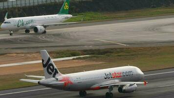 phuket, Thailand februari 11, 2023 - vlak luchtbus a320 van jetstar versnelt naar nemen uit Bij phuket luchthaven. vliegtuig vertrek. vliegtuig vertrek. toerisme en reizen concept video